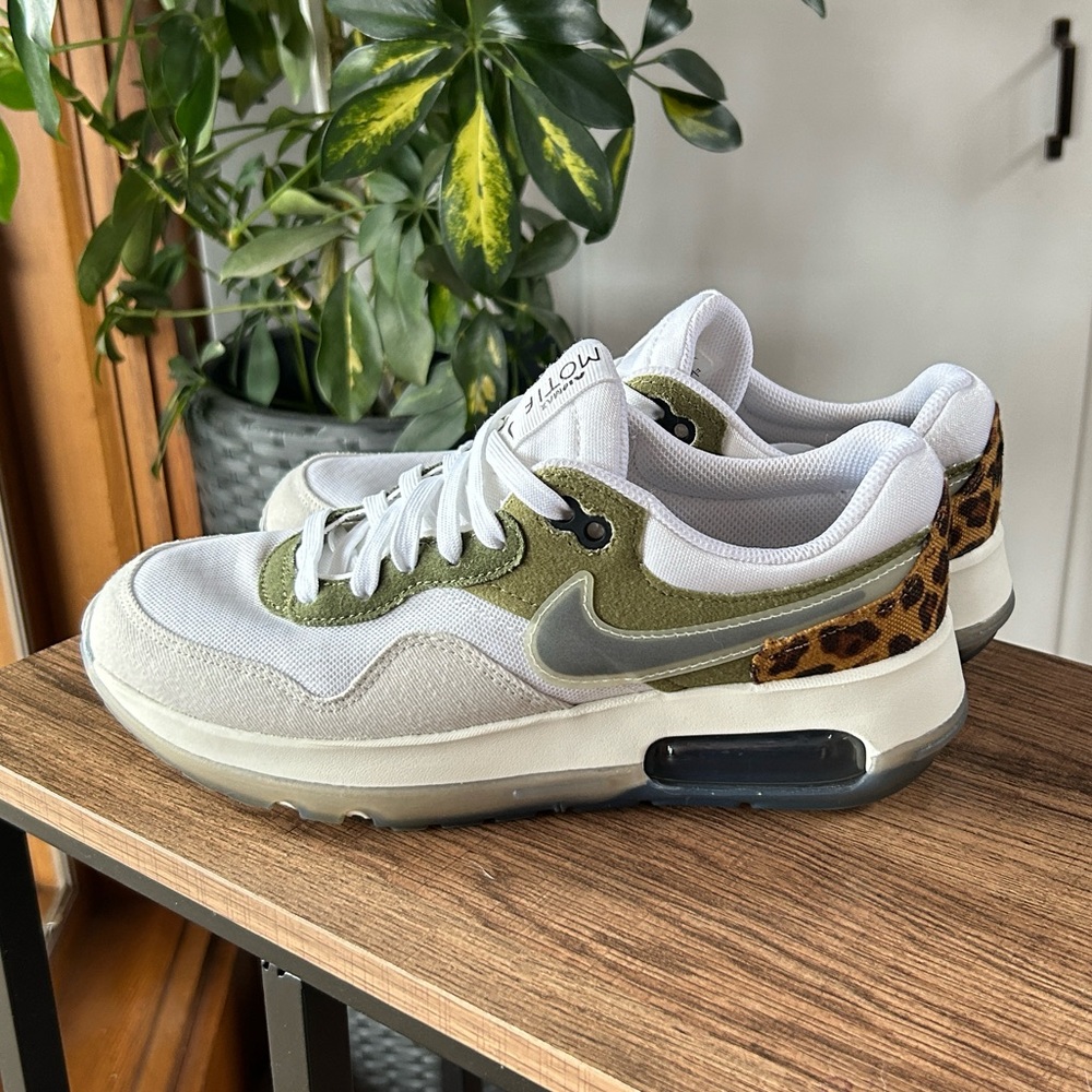 Nike Air Max Motif Youth 5 (Women’s 6.5)